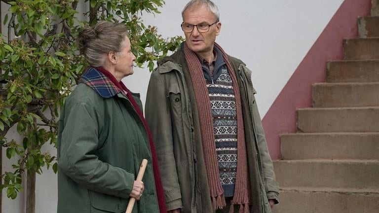 Johanna und Karl an der Treppe vor dem Fallerhof