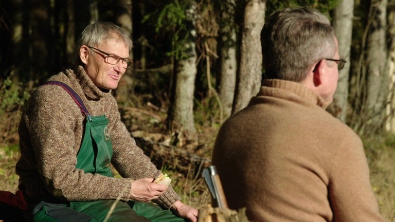 Karl und Bernhard machen Vesperpause am Waldrand