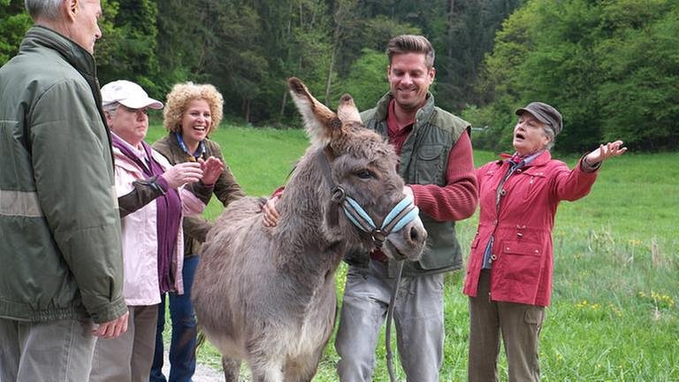 Alle freuen sich, dass Esel Doudou sich endlich wieder in Bewegung gesetzt hat