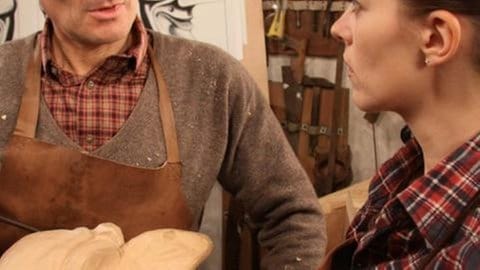 Sophie und Karl mit geschnitzter Maske im Brunnengang