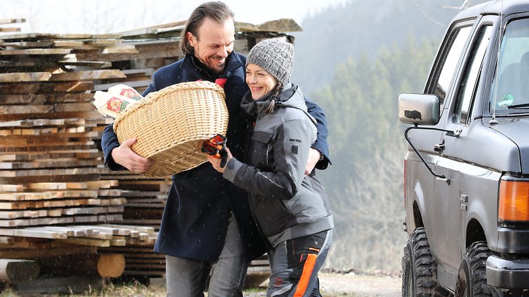 Sophie und Constantin vor dem Sägewerk