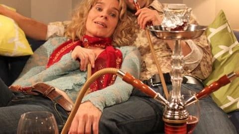 Kati und Murat liegen auf dem Sofa und rauchen Shisha