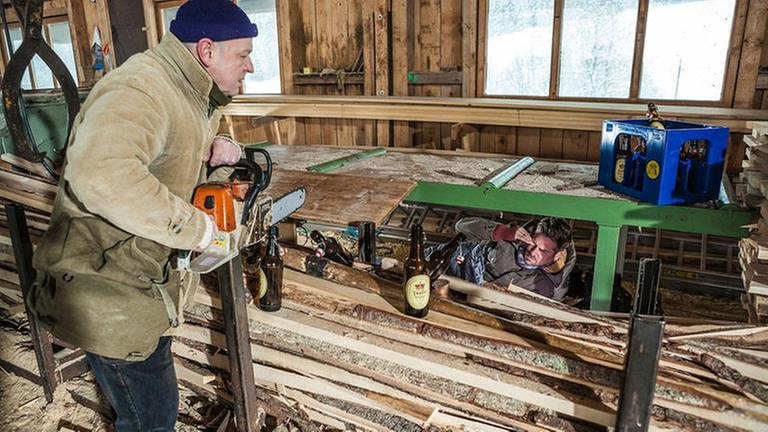 Toni findet Andreas schlafend im Sägewerk, viele Bierflaschen liegen herum