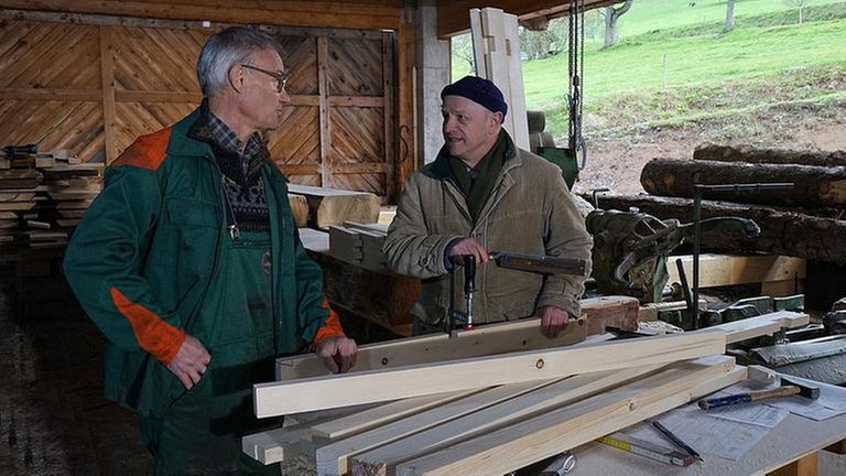 Karl und Toni bei der Arbeit im Sägewerk