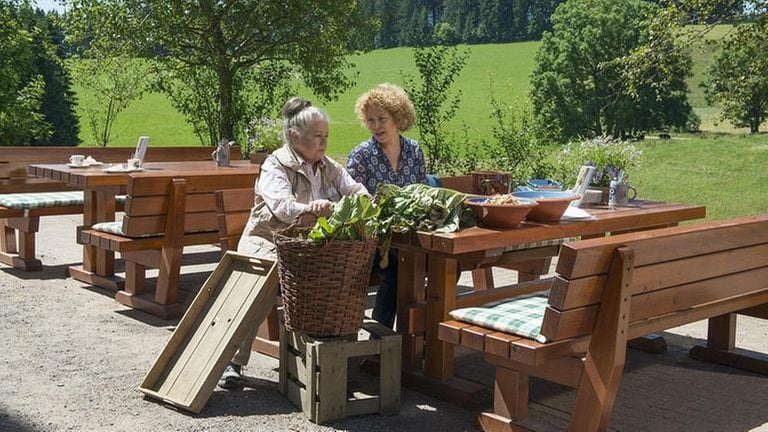 Leni und Bea verarbeiten Rhabarber