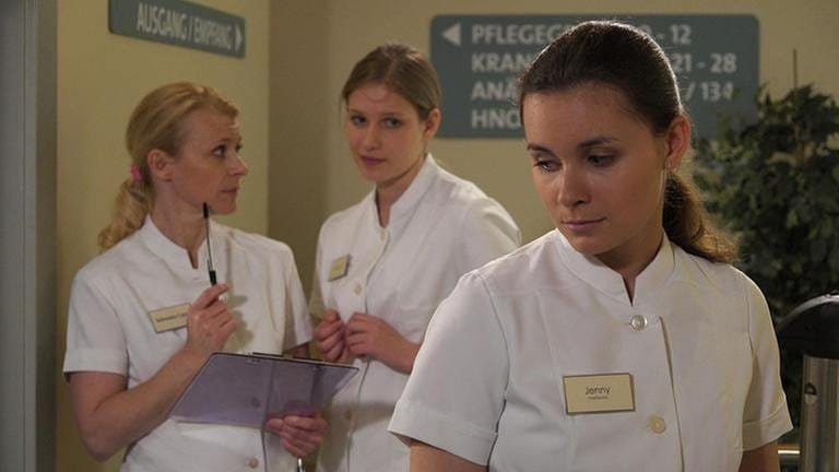 Caro, Celine und Jenny bei der Arbeit im Krankenhaus