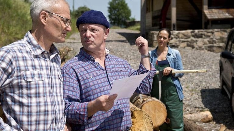 Karl, Toni und Sophie vor dem Sägewerk bei der Arbeit