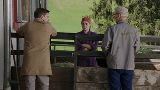 Jenny, Andreas und Karl stehen beisammen hinter dem Stall