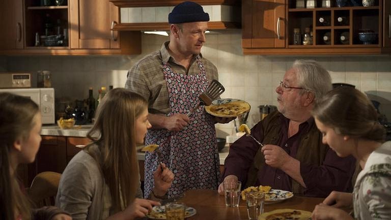 Toni backt Pfannkuchen für Hermann, Celine, Annika und Lena