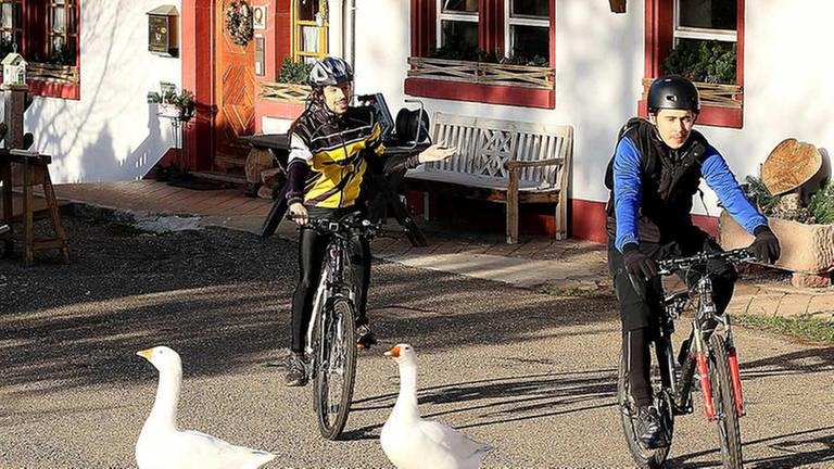 Albert und Sebastian verlassen auf ihren Fahrrädern den Fallerhof