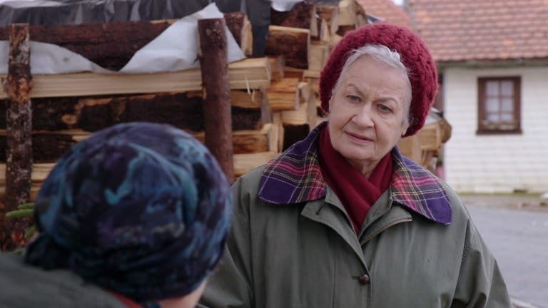 Johanna steht mit Lioba vor dem Hofladen