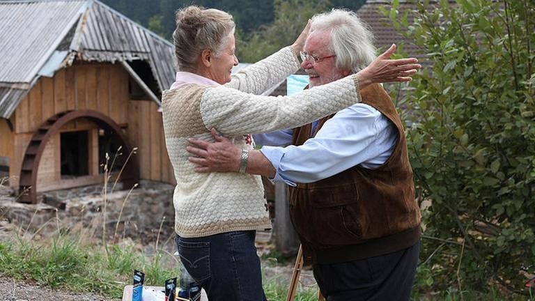 Johanna und Hermann gehen freudenstrahlend aufeinander zu