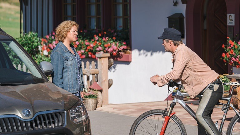 Bea und Riedle vor dem Fallerhof