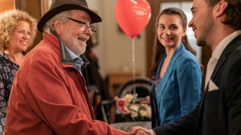 Hermann (Wolfgang Hepp) gratuliert dem Brautpaar zur Hochzeit