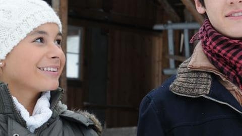 Jenny und Daniel stehen vor dem Sägewerk