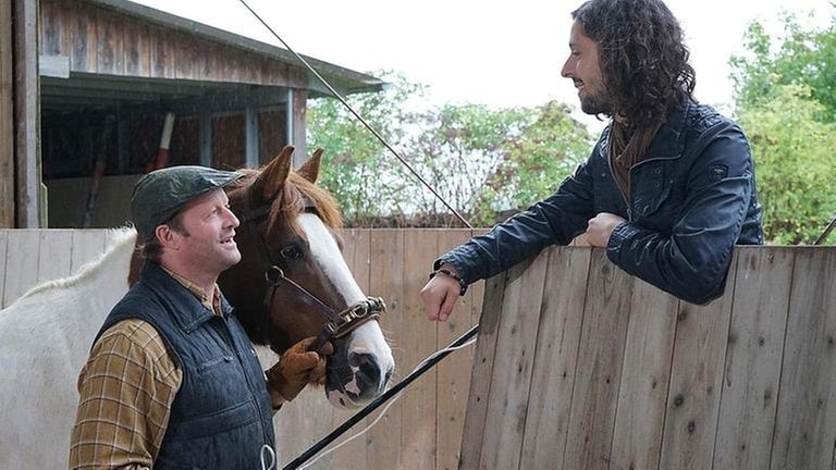 Bernd und Albert mit einem Pferd im Gestüt