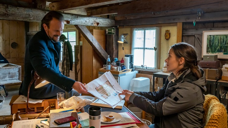 Sophie und Constantin in Sägewerksbüro