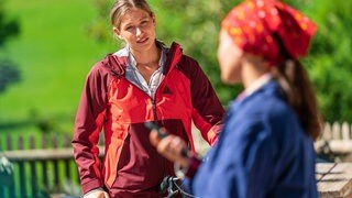 Celine und Jenny vor dem Fallerhof