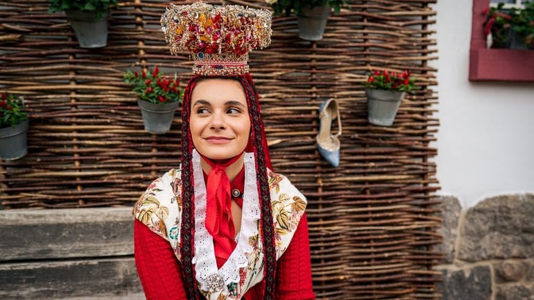 Julia Obst in Hochzeitstracht für ihre Serien-Hochzeit als Jenny Faller