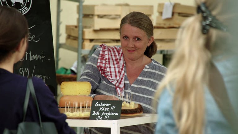 Evelyn am Käsestand auf dem Markt