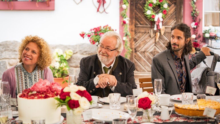 Bea (Christiane Brammer), Hermann (Wolfgang Hepp) und Albert (Alessio Hirschkorn) sitzen an der Festtafel