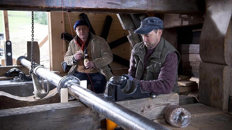 Toni und Niki arbeiten in der alten Mühle