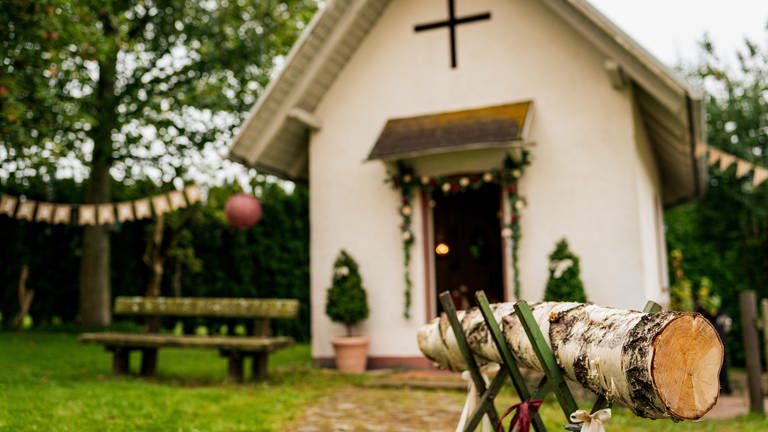 Blick auf die für die Hochzeit geschmückte Hofkapelle