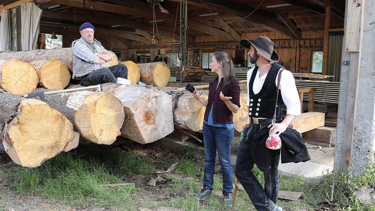 Toni, Sophie und Maximilian vor dem Sägewerk