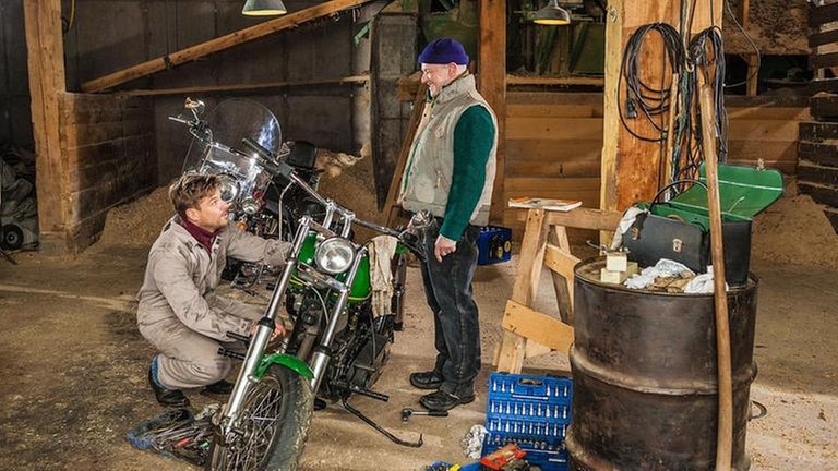 Andreas und Toni schrauben an ihren Harleys