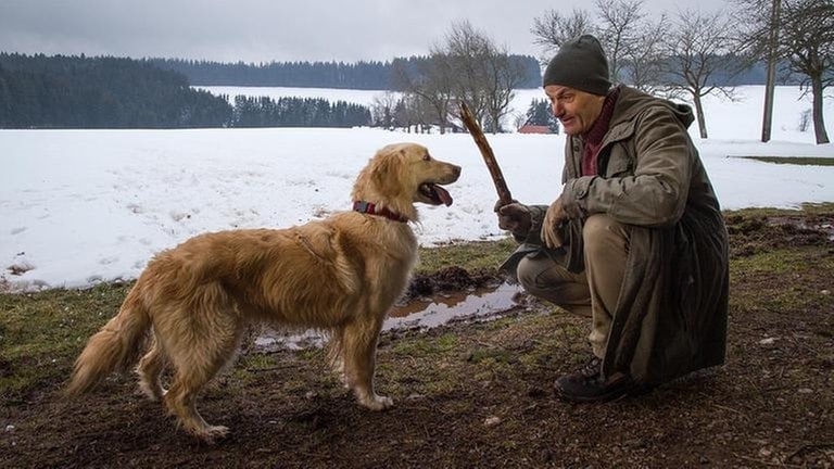 Karl und Hofhund Willy in Winterlandschaft