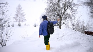 Albert (Alessio Hirschkorn) filmt im Schnee