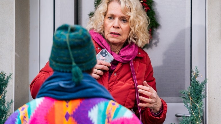 Kati (Christiane Bachschmidt) und Fidelius (Martin Wangler) vor Bernds Wohnhaus