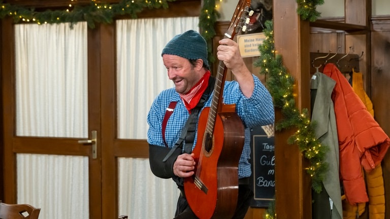 Fidelius Waldvogel (Martin Wangler) spielt im Löwen Gitarre