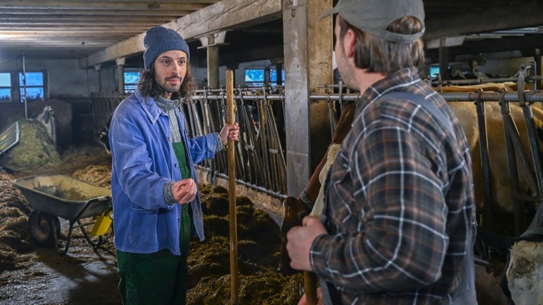 Albert (Alessio Hirschkorn) und Sebastian (Dominik Stricker) arbeiten im Stall