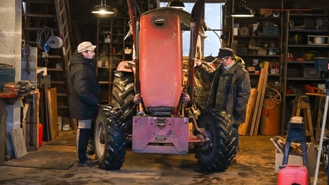 Sebastian (Dominik Stricker) und Markus (Sebastian Mirow) in der Traktorscheune mit dem roten Traktor