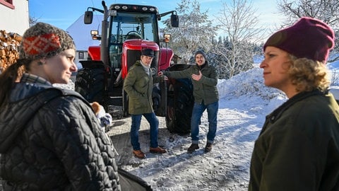 Riedle (Sebastian Mirow), Sebastian (Dominik Stricker), Jenny (Julia Obst) und Bea (Christiane Brammer) hinterm Fallerhof. Es liegt Schnee.