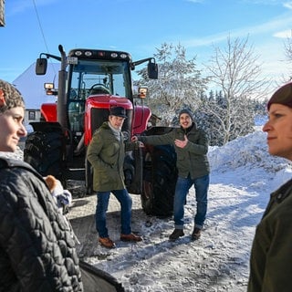 Riedle (Sebastian Mirow), Sebastian (Dominik Stricker), Jenny (Julia Obst) und Bea (Christiane Brammer) hinterm Fallerhof. Es liegt Schnee.