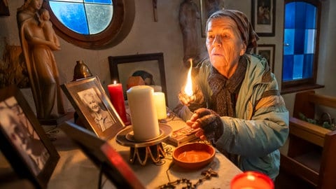 Lioba (Lisbeth Felder) zündet in der Kapelle eine Kerze an