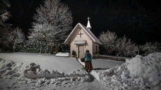 Lioba (Lisbeth Felder) stapft durch den Tiefschnee zur Kapelle