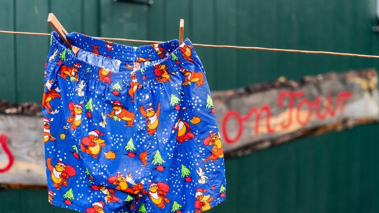 Blau gemusterte Boxershort hängt an Wäscheleine