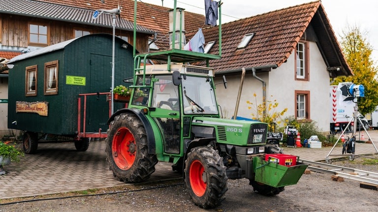 Trecker mit Bauwagen von Fidelius Waldvogel am Drehort