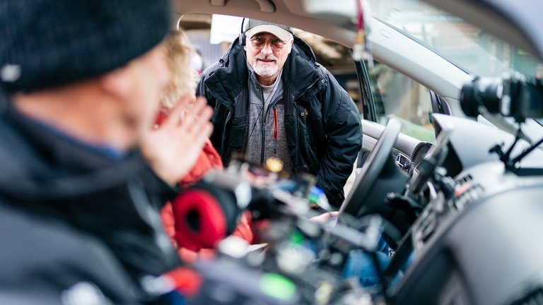 Regisseur Alexander Wiedl beim Dreh mit Auto