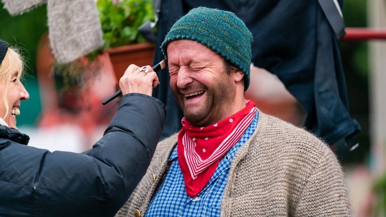 Martin Wangler alias Fidelius Waldvogel wird für den Dreh vorbereitet