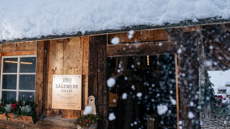 Vor dem verschneiten Sägewerksbüro