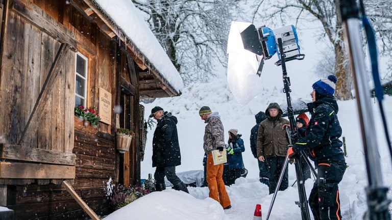 Team beim Winterdreh im Sägewerk