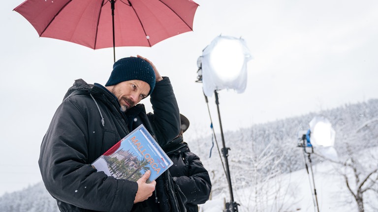 Robert Besta beim Dreh im Schnee