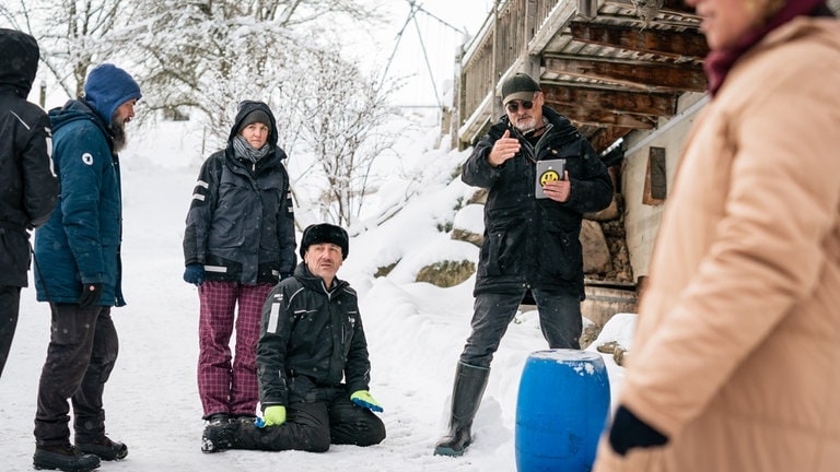 Team beim Dreh vor dem verschneiten Zimmermannhof