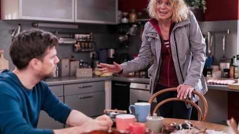 Kati (Christiane Bachschmidt) macht Andreas (Ralph Gassmann), der am Tisch sitzt, Vorwürfe