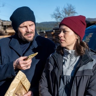 Constantin (Robert Besta) und Sophie (Janina Flieger) vor dem Sägewerk