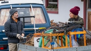 Manuel (Marco Canadea) und Bea (Christiane Brammer) stehen neben einem vollbeladenen Anhänger